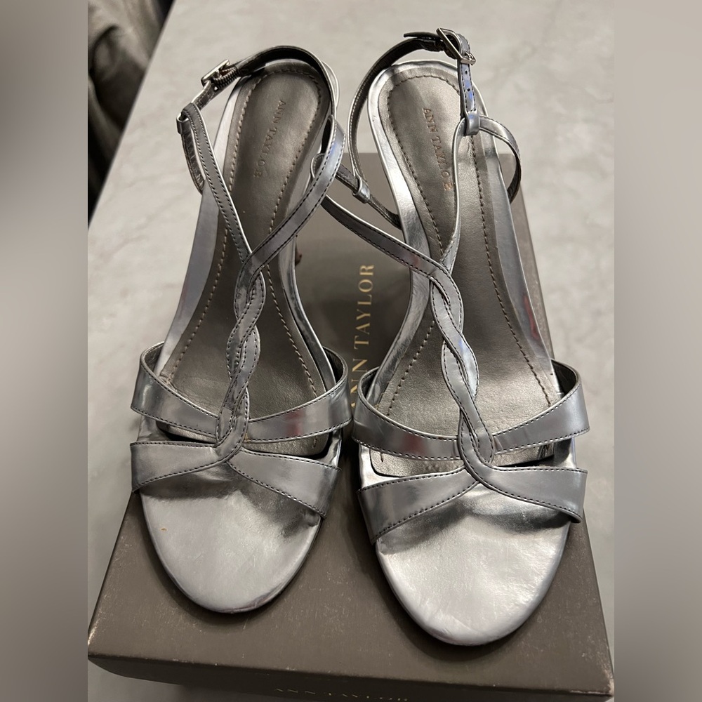 Ann Taylor Silver Tessa T-Strap Sandals Shoes Style#146939 8M Stacked Wood Heel